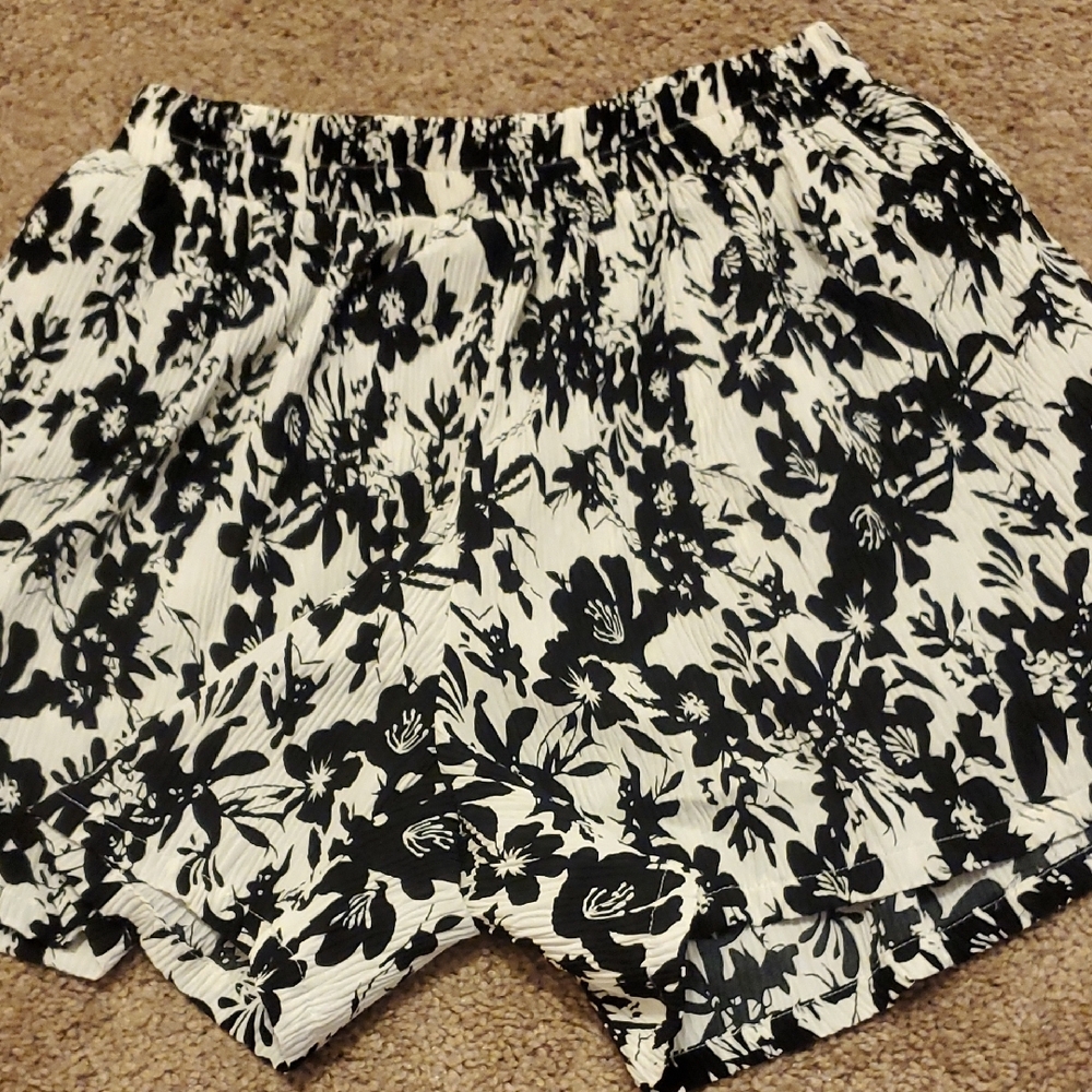 Black Top and Floral Shorts Medium Set - Picture 9 of 11